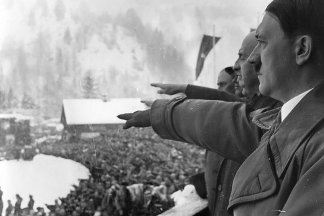 Олимпийские игры 1936, Гармиш-Партенкирхен. Канцлер Германии Адольф Гитлер и Анри де Байе-Латур, президент Международного олимпийского комитета, на открытии IV зимних Олимпийских игр в 1936 г.