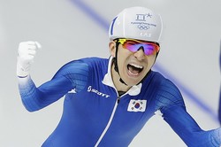 Южнокорейский конькобежец Ли Сын Хун — победитель масс-старта на домашней Олимпиаде