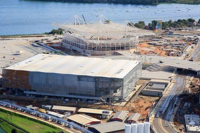 Олимпийские объекты «Рио 2016» за год до начала Олимпиады: «Фьюче Арена», на заднем плане — Олимпийский водный стадион