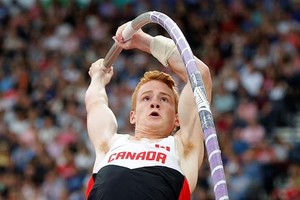 Канадец Шонеси Барбер завоевал золото в прыжках с шестом на ЧМ в Пекине