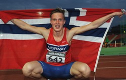 Норвежец Вархольм — чемпион мира в беге на 400 метров с барьерами