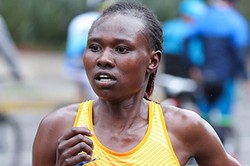 Кенийская бегунья Рут Чепнгетич — победительница марафона на чемпионате мира 2019 в Дохе