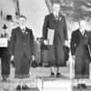 1936 год, Гармиш-Партенкирхен, IV зимние Олимпийские Игры, лыжные гонки: церемония награждения победителей в гонке на 50 км. Слева направо: Axel Wlkstrom (Швеция), Elis Wiklund (Швеция), Nils-Joel Englund (Швеция).