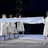 2006 год, Турин, XX зимние Олимпийские Игры, церемония открытия: вынос Олимпийского флага