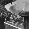 Осло 1952, эстафета олимпийского огня: внук Фритьофа Нансена - великого норвежского путешественника - Эйгил Нансен зажигает Олимпийский огонь на стадионе Бислетт