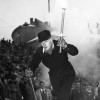 Осло 1952, эстафета олимпийского огня: Эйгил Нансен (Eigil Nansen) на последнем этапе эстафеты перед тем, как зажечь огонь Олимпийских игр на стадионе Бислетт