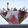 Нагано 1998: Мидори Ито готовится зажечь олимпийский огонь на церемонии открытия