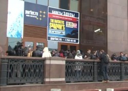 Москвичи толпились в очереди перед билетным центром ОИ в день его открытия