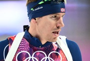 Норвежский биатлонист Эмиль Хегле Свендсен завоевал золото в олимпийском масс-старте