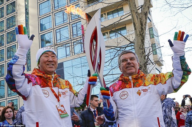 Сочи 2014. Эстафета Олимпийского огня: Генеральный секретарь ООН Пан Ги Мун и Президент МОК Томас Бах