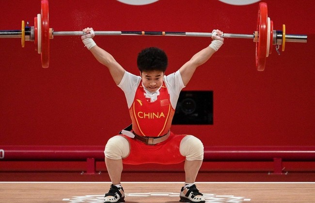 Китаянка Хоу Чжихуэй — Олимпийская чемпионка по тяжелой атлетике в весовой категории до 49 кг