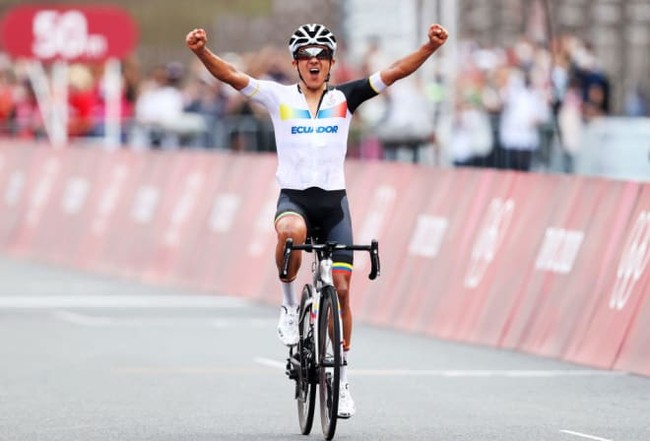 Эквадорский велосипедист Карапас — чемпион Олимпиады в индивидуальной групповой гонке
