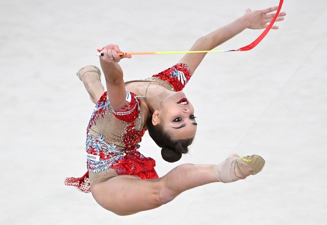 Гимнастка Дина Аверина завоевала серебро Олимпийских игр в личном многоборье