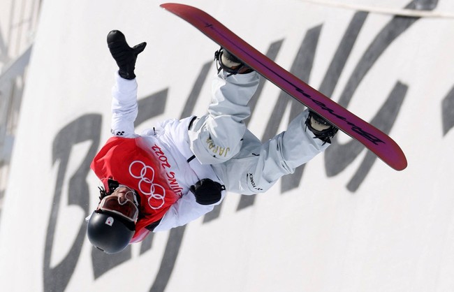 Японский сноубордист Хирано завоевал золото Олимпийских игр 2022 в хаф-пайпе