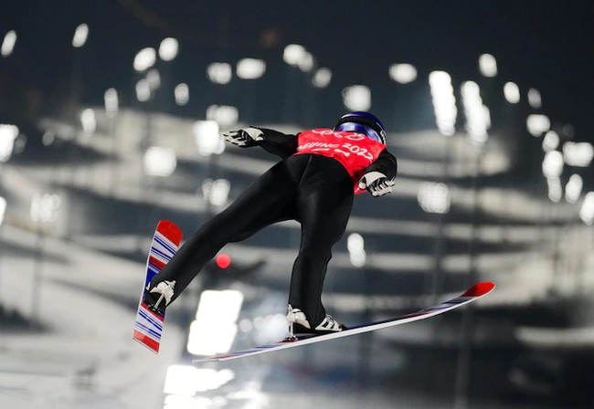 Австрийские прыгуны на лыжах с трамплина выиграли командный турнир Олимпиады-2022, россияне — седьмые