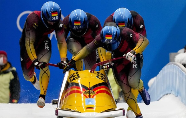 Немецкие бобслеисты взяли золото и серебро Олимпийских игр в соревнованиях экипажей-четвёрок