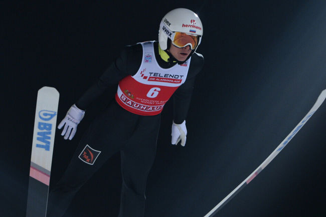 FIS одобрила нейтральный статус двум российским прыгунам на лыжах с трамплина