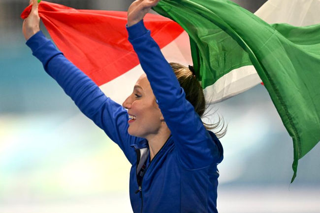 Итальянская конькобежка Лоллобриджида стала двукратной олимпийской чемпионкой, победив на дистанции 5000&nbsp;метров