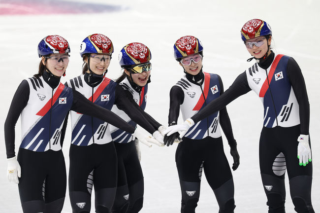 Шорт-трекистки из Южной Кореи выиграли женскую эстафету на Олимпийских играх 2026 года Шорт-трекистки из Южной Кореи выиграли женскую эстафету на Олимпийских играх 2026 года