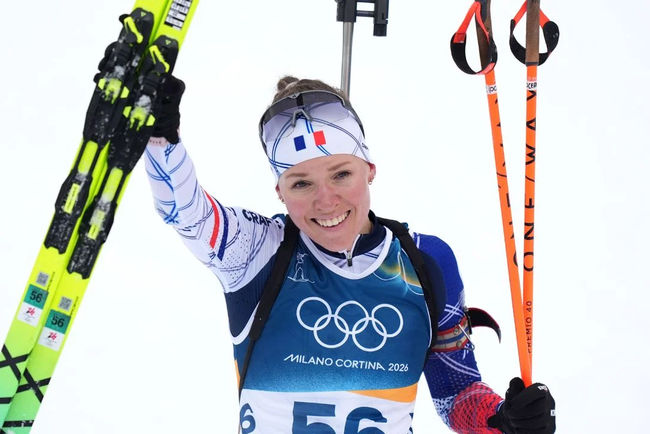 Французская биатлонистка Осеан Мишлон выиграла масс-старт на Олимпийских играх 2026 в Италии