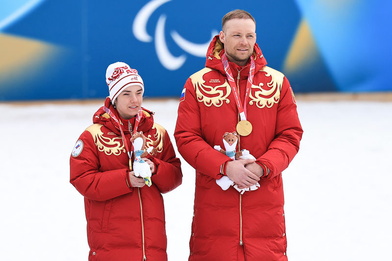 Трехкратная чемпионка Паралимпийских игр 2026&nbsp;года лыжница Анастасия Багиян и сопровождающий Сергей Синякин