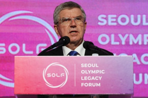 Бах призвал отделять санкции от «защитных мер» МОК в отношении российских спортсменов
