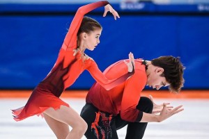 Российские фигуристы взяли золото и серебро в парном катании на этапе юниорского Гран-при в Турции