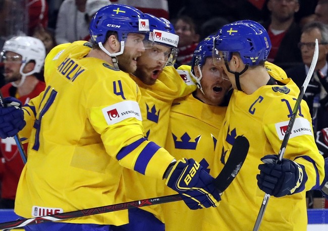 Шведские хоккеисты в серии буллитов победили швейцарцев в финале чемпионами мира