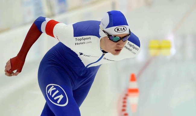 Конькобежец Данила Семериков завоевал золото на дистанции 5000 м на этапе КМ в Херенвене