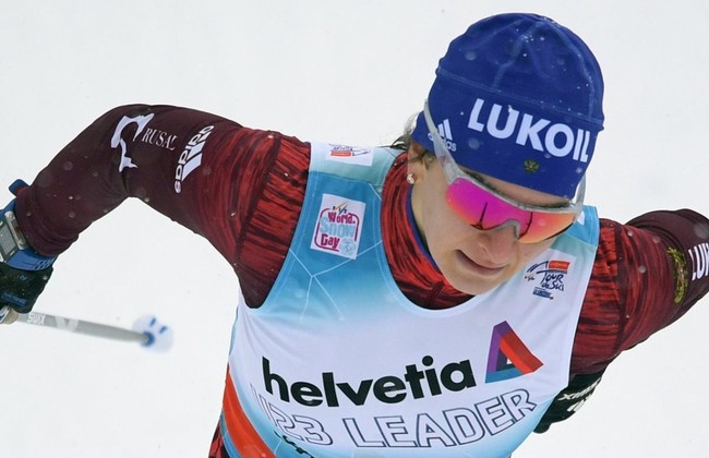 Наталья Непряева выиграла гонку на 10 км свободным стилем на «Тур де Ски 2019», Седова — третья