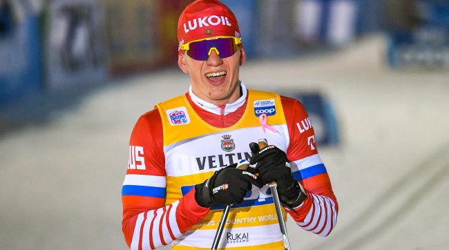 Александр Большунов завоевал серебро в гонке на 15 км классикой на этапе Кубка мира в Отепя