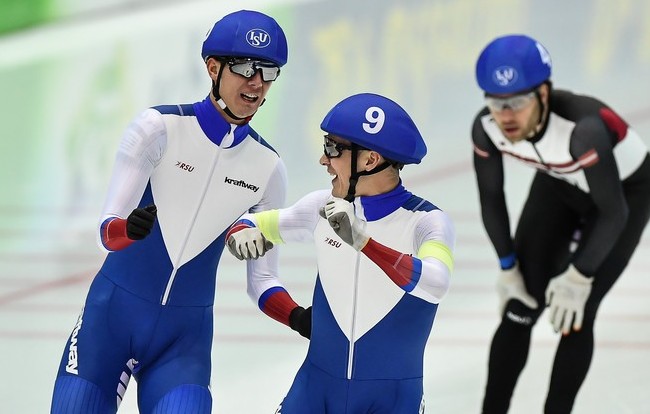 Российские конькобежцы — победители командной гонки преследования на этапе Кубка мира в Японии