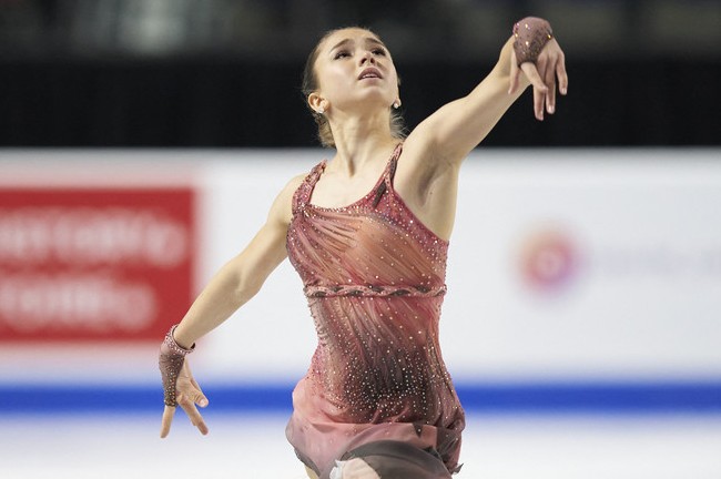 Камила Валиева с мировым рекордом выиграла короткую программу на Гран-при России, Туктамышева — вторая