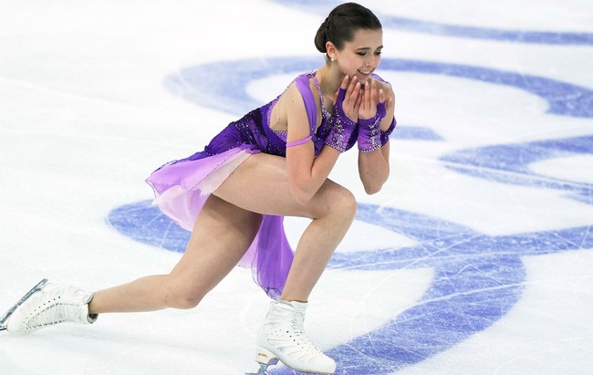 Камила Валиева лидирует после короткой программы на чемпионате России в Санкт-Петербурге