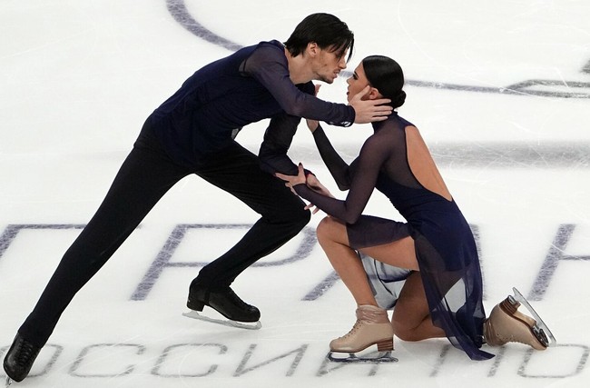 Аннабель Морозова и Дэвид Нарижный победили в танцах на льду на третьем этапе Гран-при России «Идель» в Казани