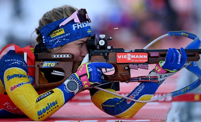 Шведка Анна Магнуссон — победительница спринта на третьем этапе Кубка мира по биатлону в Анси