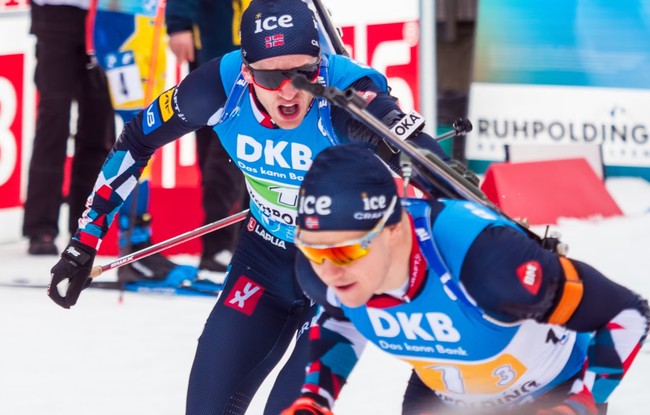 Норвежские биатлонисты — победители мужской эстафеты в рамках шестого этапа Кубка мира в Антхольце