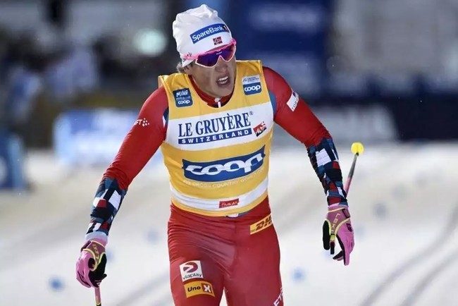 Норвежец Йоханнес Клебо — победитель масс-старта на 20 км на седьмом этапе Кубка мира по лыжным гонкам в Ле Рус