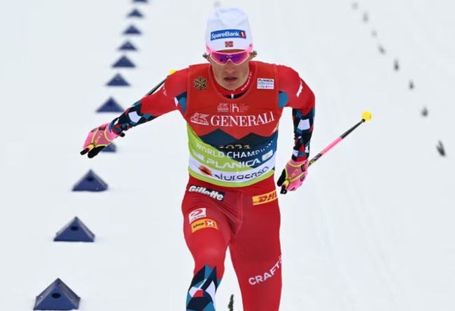 Йоханнес Клебо — победитель гонки на 10 км классическим стилем на этапе Кубка мира по лыжным гонкам в Фалуне