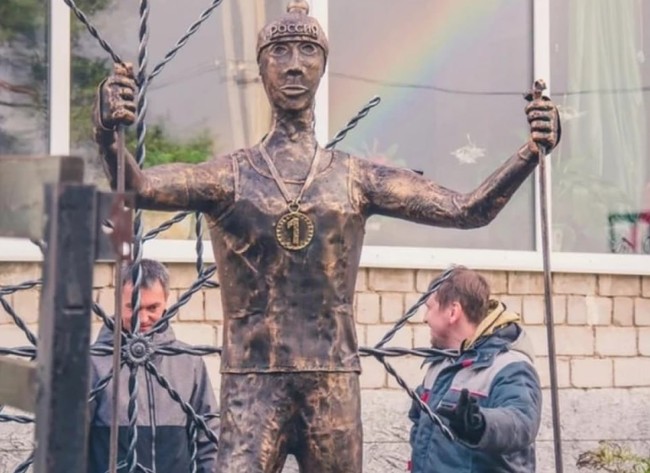 Автор памятника лыжнику в городе Кунгур кузнец Антон Киряков: Кого художник видит, того и делает