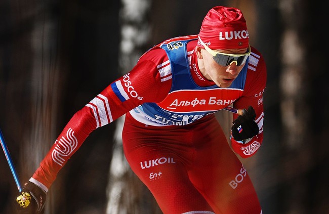 Александр Большунов — победитель гонки на 15 км «классикой» на первом этапе Кубка России по лыжным гонкам в Вершине Теи
