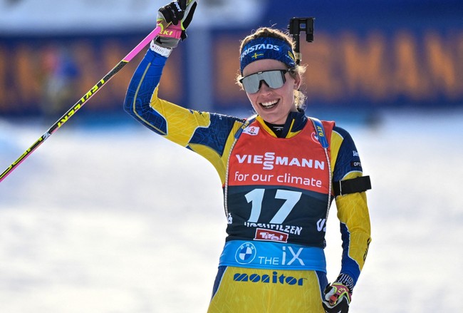 Шведка Эльвира Оберг одержала победу в гонке преследования на этапе Кубка мира по биатлону в австрийском Хохфильцене