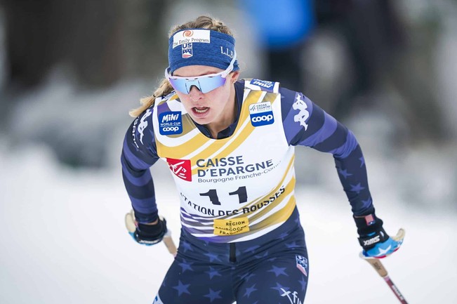 Американка Джессика Диггинс выиграла масс-старт на 20 км на этапе Кубка мира по лыжным гонкам в Гомсе