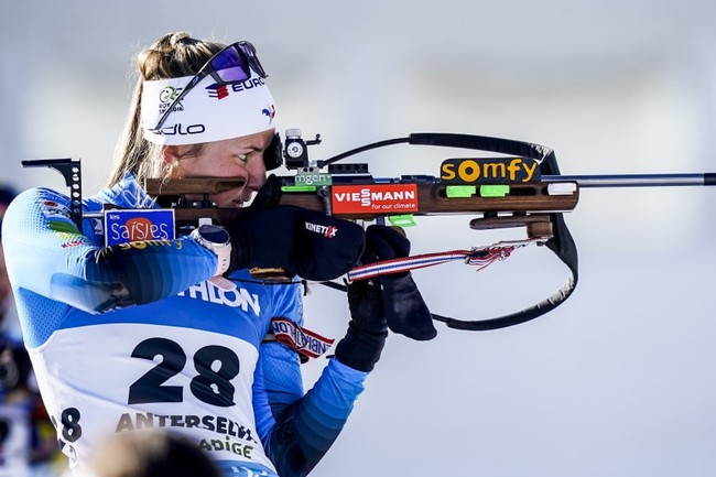 Француженка Жюстин Брезаз-Буше — победительница спринта на третьем этапе Кубка мира по биатлону в Ленцерхайде