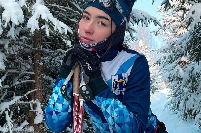 Кира Дюжева — победительница спринта на Первенстве России 2024 по биатлону среди юниоров в Ханты-Мансийске
