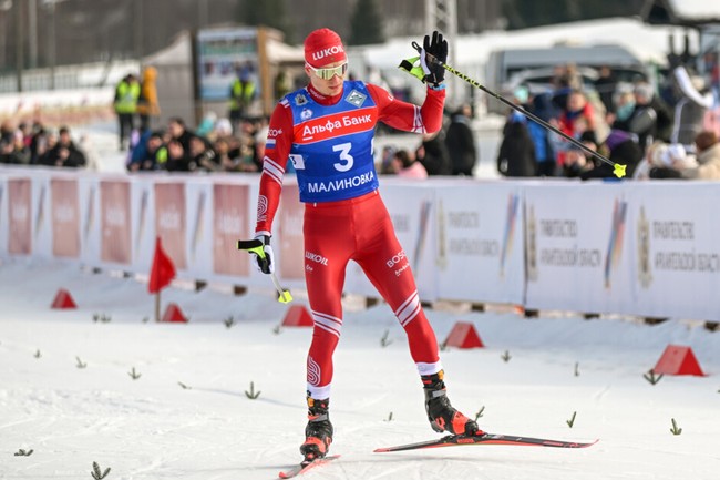 Александр Большунов выиграл скиатлон на 20 км на чемпионате России 2024 по лыжным гонкам в Малиновке