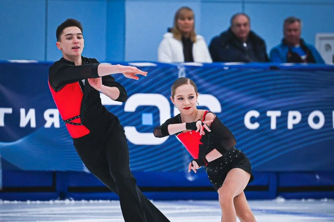 Шешелева и Карнаухов лидируют после короткой программы в соревнованиях пар среди юниоров на Гран-при России в Красноярске Шешелева и Карнаухов лидируют после короткой программы в соревнованиях пар среди юниоров на Гран-при России в Красноярске