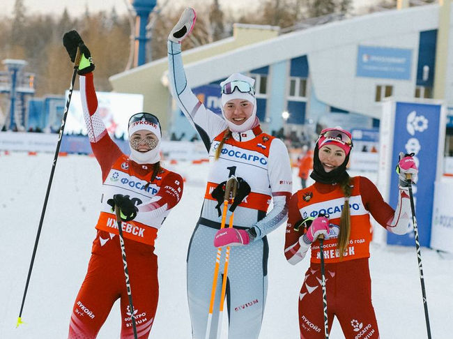 20.12.2025. Лыжные гонки. Кубок России 2025/2026, этап-4, Ижевск: призёры женского спринта классическим стилем Анастасия Фалеева (серебро), Наталья Крамаренко (золото) и Алёна Баранова (бронза). ©ФЛГР