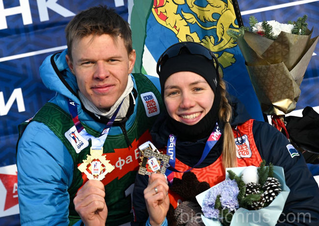 10.01.2026. Чемпионат России 2026 по биатлону, Ижевск: победители одиночной смешанной эстафеты Кирилл Бажин и Наталия Шевченко. ©СБР