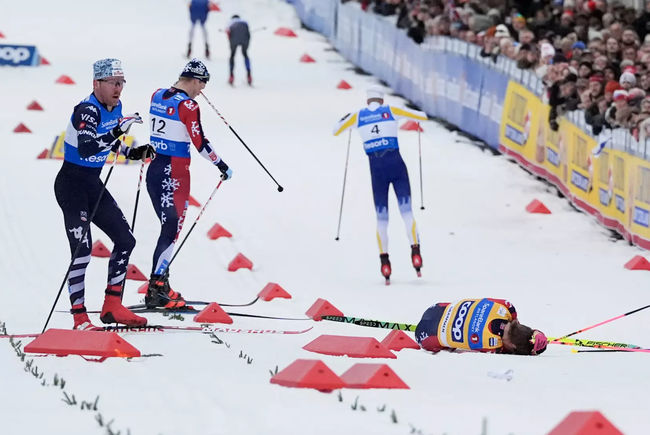 Клебо после падения в спринте в Драммене увезли в больницу на медицинский осмотр